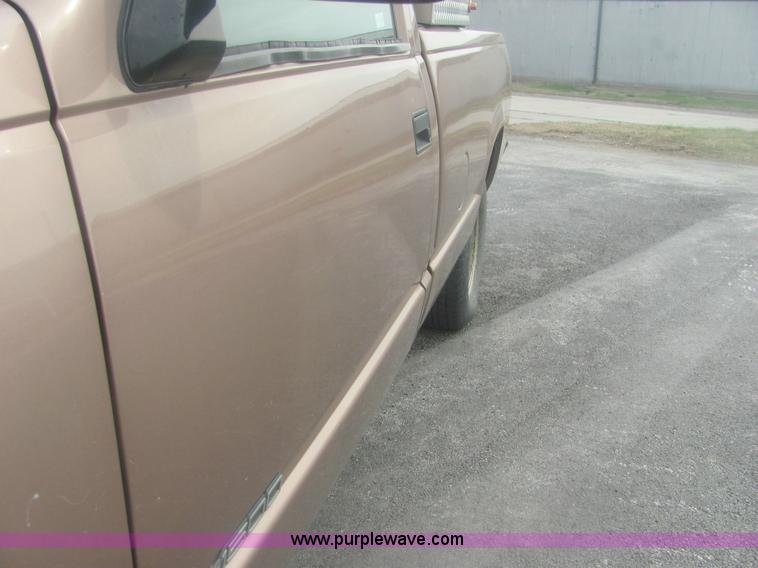 image for item 7038 1994 Chevrolet C1500 W/T pickup truck