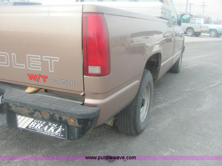 image for item 7038 1994 Chevrolet C1500 W/T pickup truck