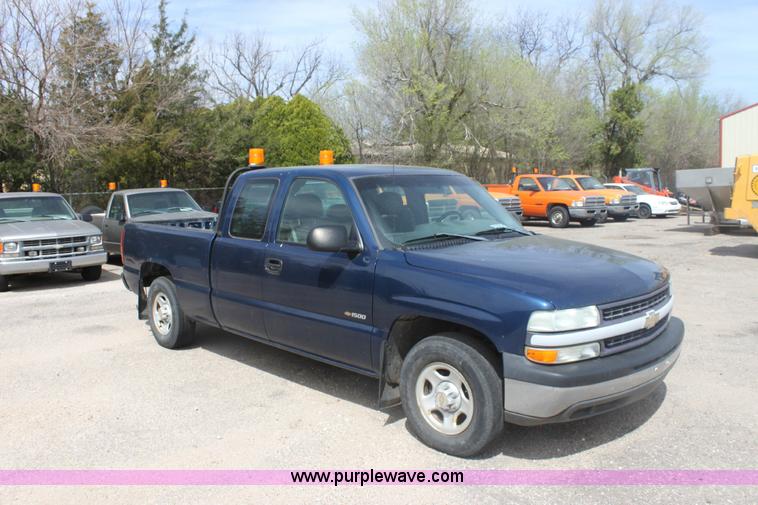 image for item 9264 2002 Chevrolet Silverado C1500 extended cab pickup truck