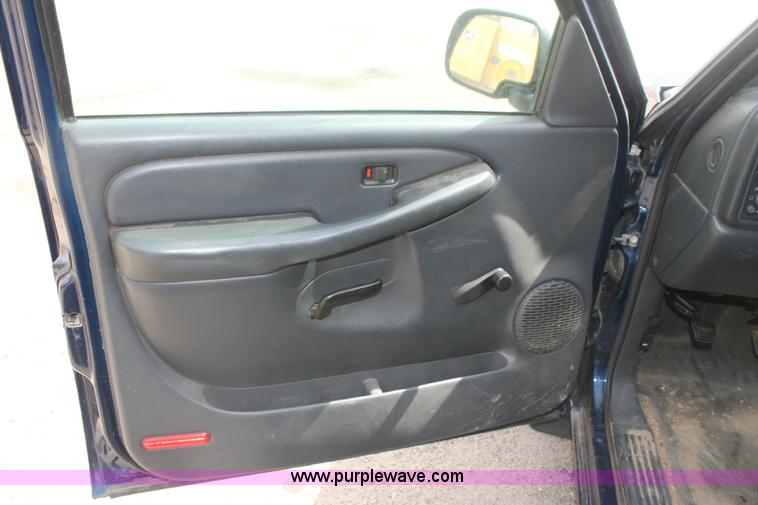 image for item 9264 2002 Chevrolet Silverado C1500 extended cab pickup truck