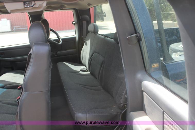 image for item 9264 2002 Chevrolet Silverado C1500 extended cab pickup truck