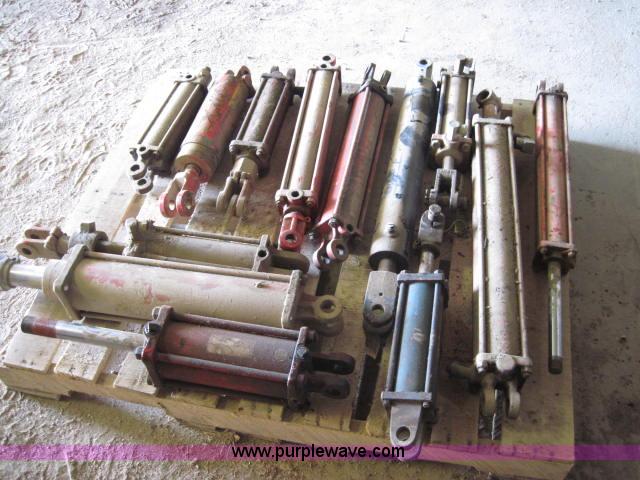 image for item 1973 (13) hydraulic cylinders
