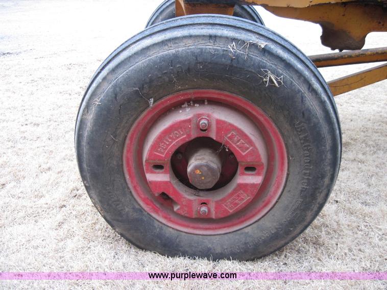 image for item 2001 Minneapolis Moline 283B4 tractor