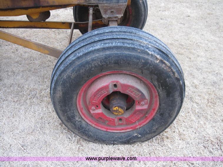 image for item 2001 Minneapolis Moline 283B4 tractor