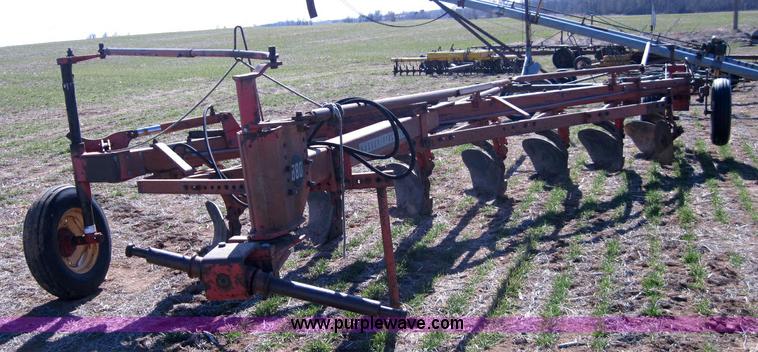 image for item 2007 Massey-Ferguson 880 seven bottom moldboard plow