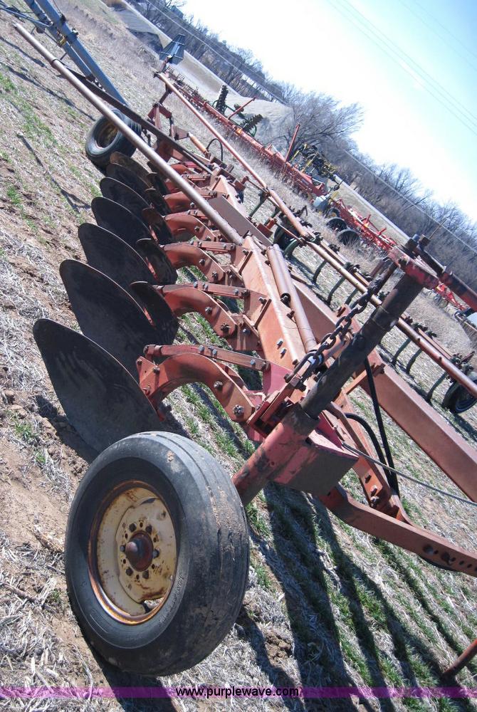 image for item 2007 Massey-Ferguson 880 seven bottom moldboard plow