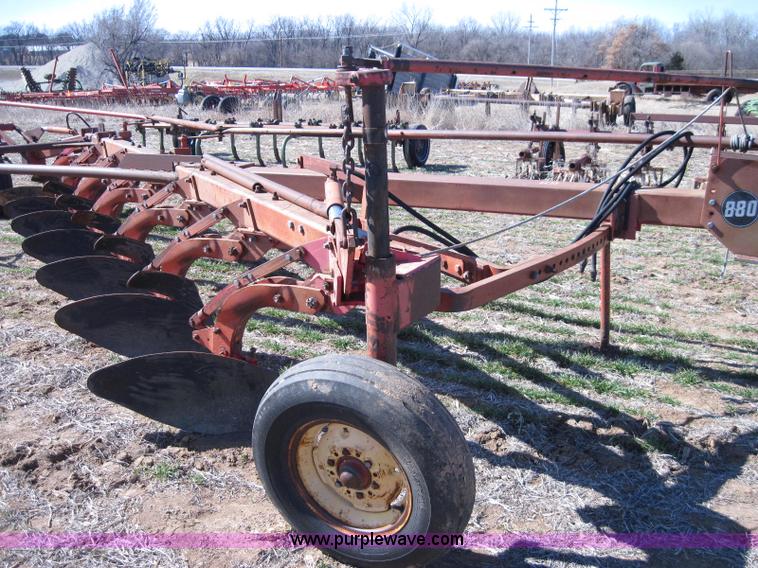 image for item 2007 Massey-Ferguson 880 seven bottom moldboard plow