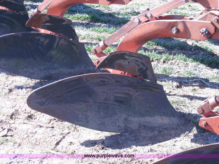 image for item 2007 Massey-Ferguson 880 seven bottom moldboard plow