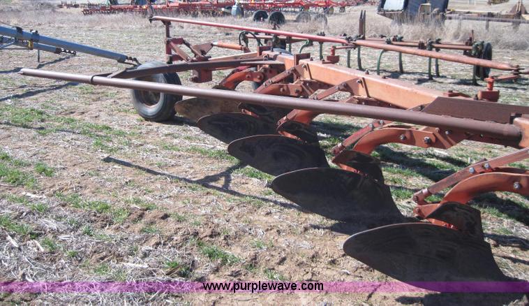 image for item 2007 Massey-Ferguson 880 seven bottom moldboard plow