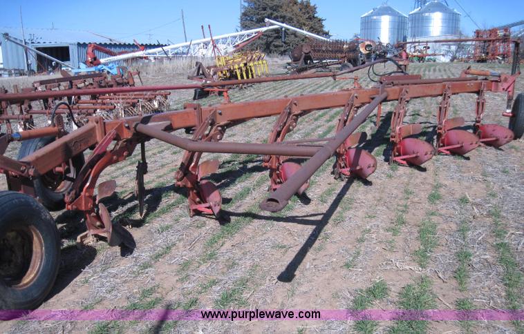 image for item 2007 Massey-Ferguson 880 seven bottom moldboard plow
