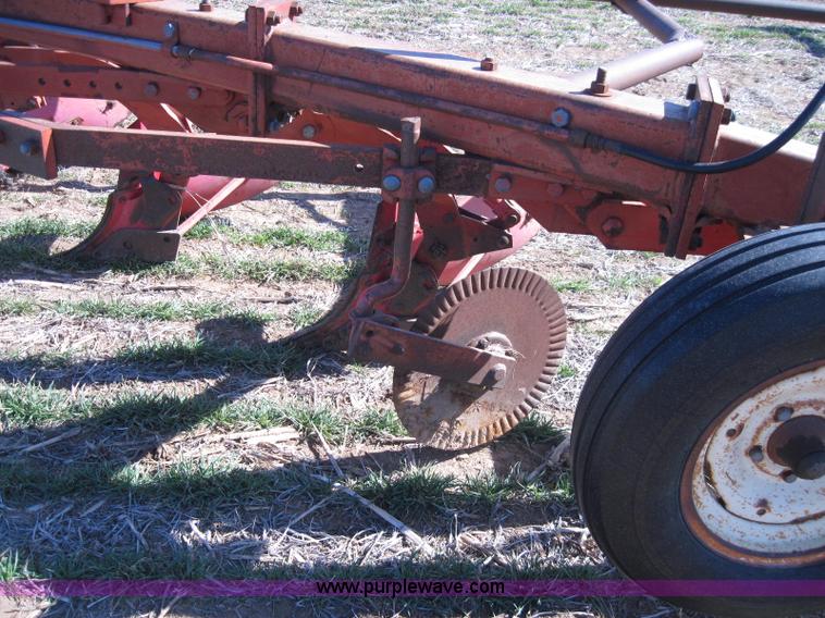 image for item 2007 Massey-Ferguson 880 seven bottom moldboard plow