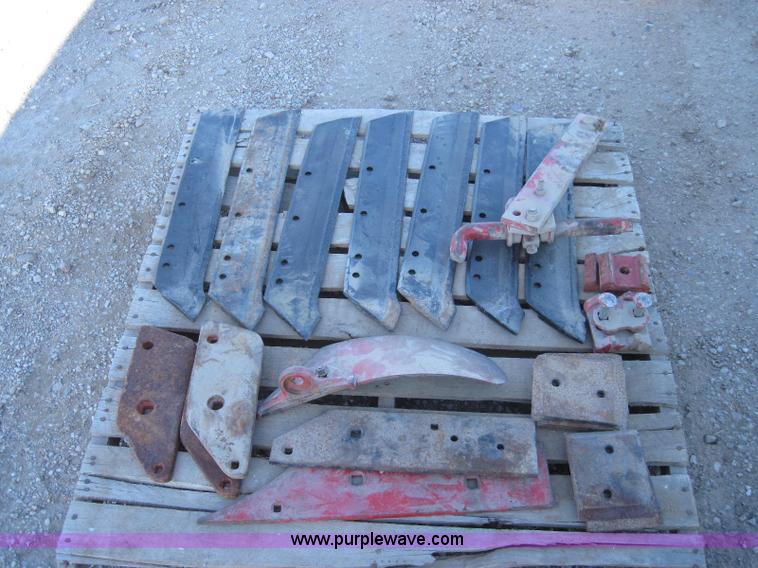 image for item 2007 Massey-Ferguson 880 seven bottom moldboard plow