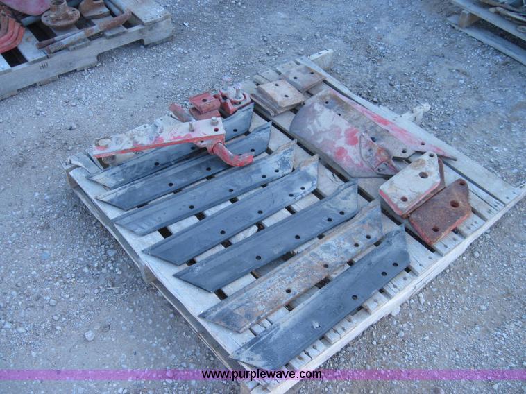 image for item 2007 Massey-Ferguson 880 seven bottom moldboard plow