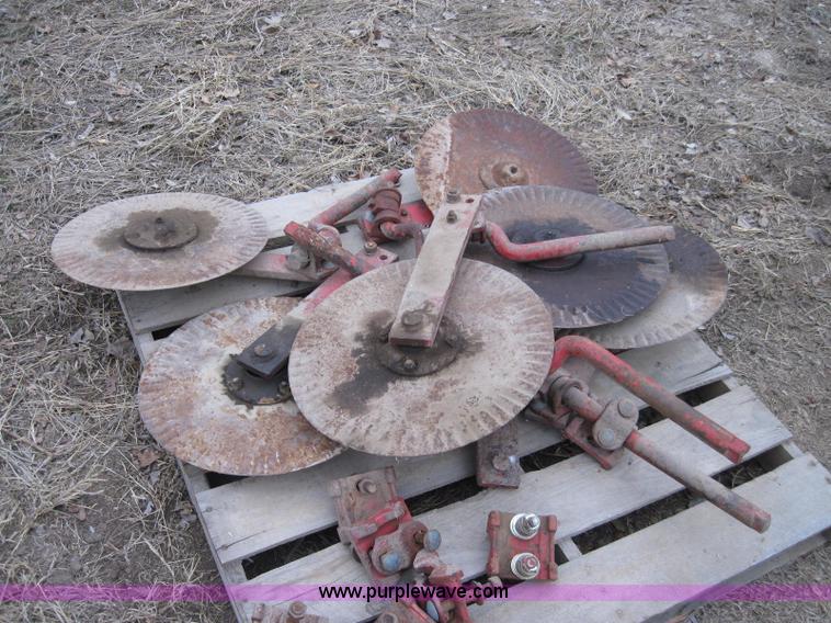 MasseyFerguson 880 seven bottom moldboard plow in Lyons, KS Item