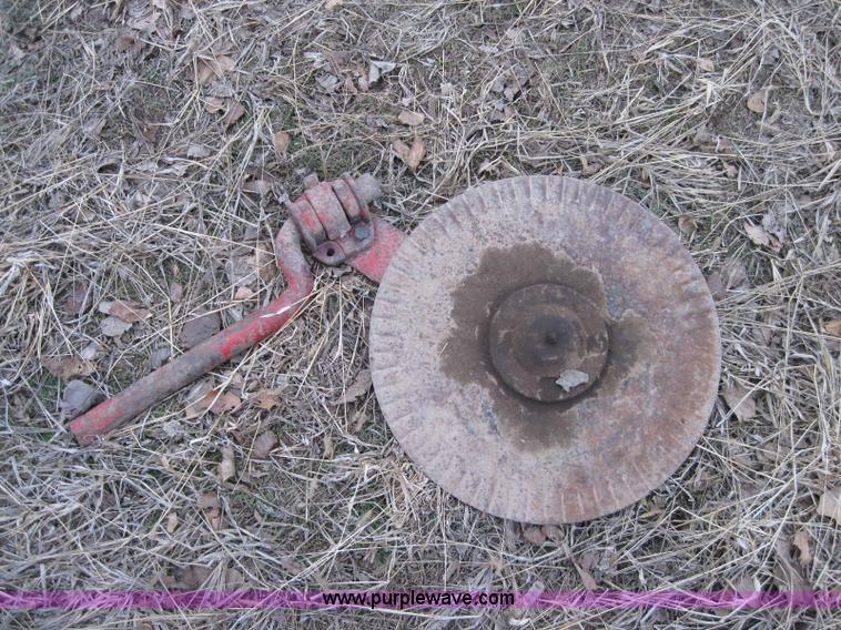 image for item 2007 Massey-Ferguson 880 seven bottom moldboard plow