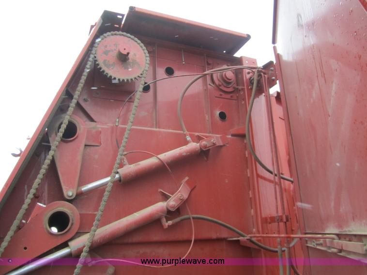 image for item 2973 1998 Hesston 565A round baler