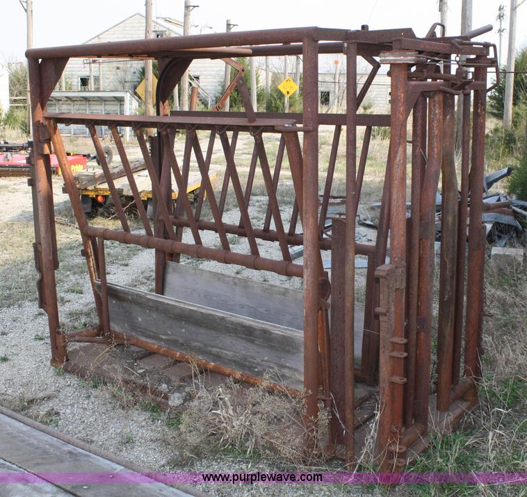 image for item 4906 Portable squeeze chute with adjustable alleyway