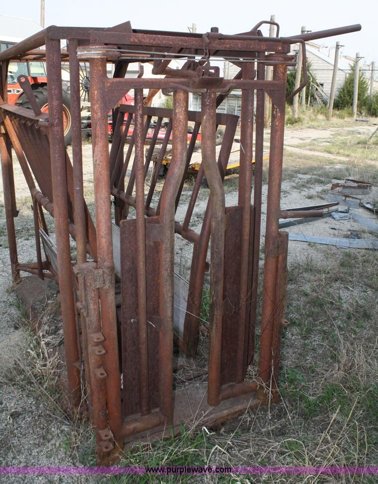 image for item 4906 Portable squeeze chute with adjustable alleyway