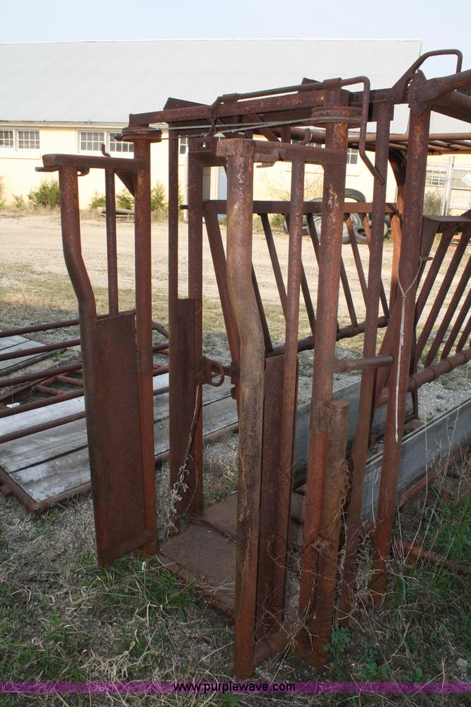 image for item 4906 Portable squeeze chute with adjustable alleyway