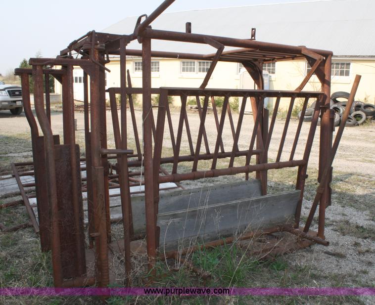 image for item 4906 Portable squeeze chute with adjustable alleyway