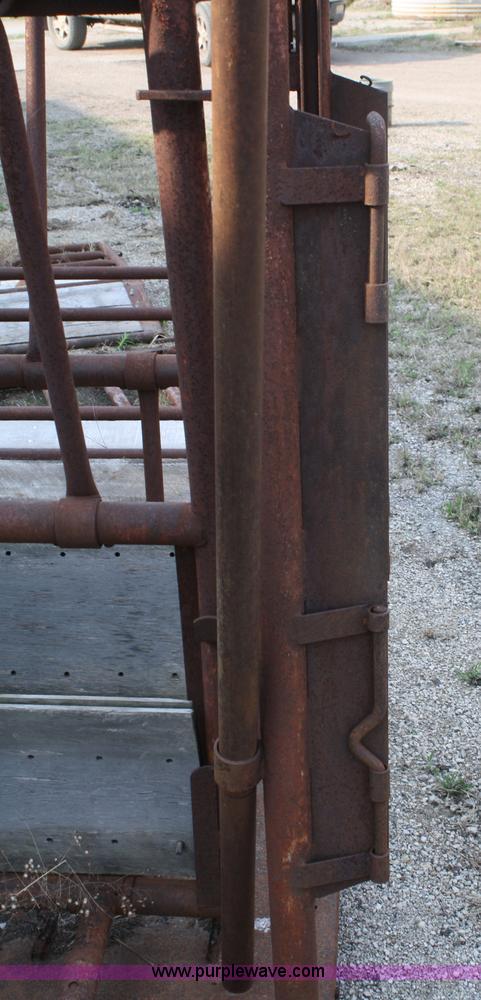 image for item 4906 Portable squeeze chute with adjustable alleyway