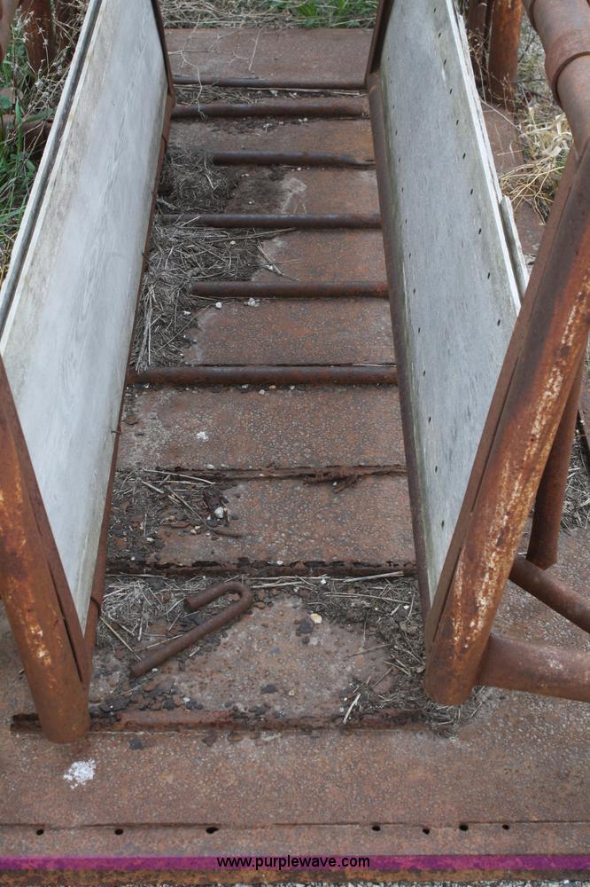 image for item 4906 Portable squeeze chute with adjustable alleyway