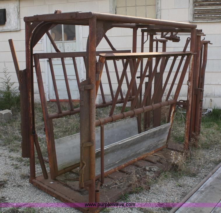 image for item 4906 Portable squeeze chute with adjustable alleyway