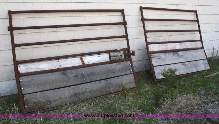 image for item 4906 Portable squeeze chute with adjustable alleyway