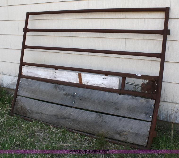 image for item 4906 Portable squeeze chute with adjustable alleyway