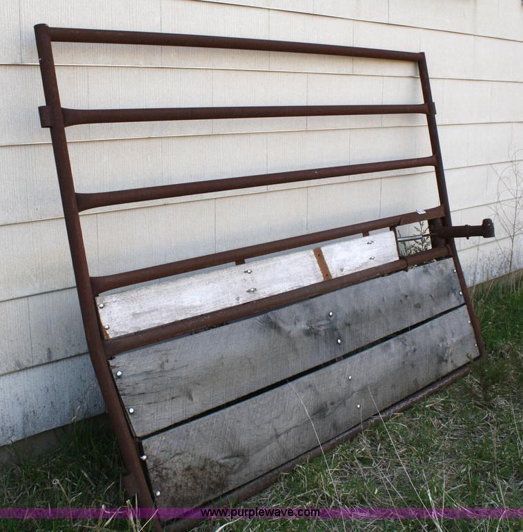 image for item 4906 Portable squeeze chute with adjustable alleyway