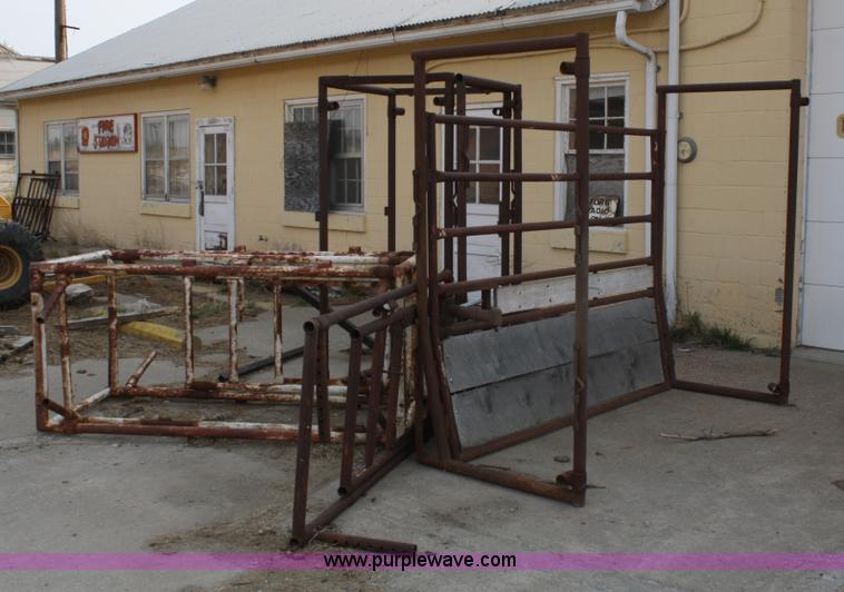 image for item 4906 Portable squeeze chute with adjustable alleyway