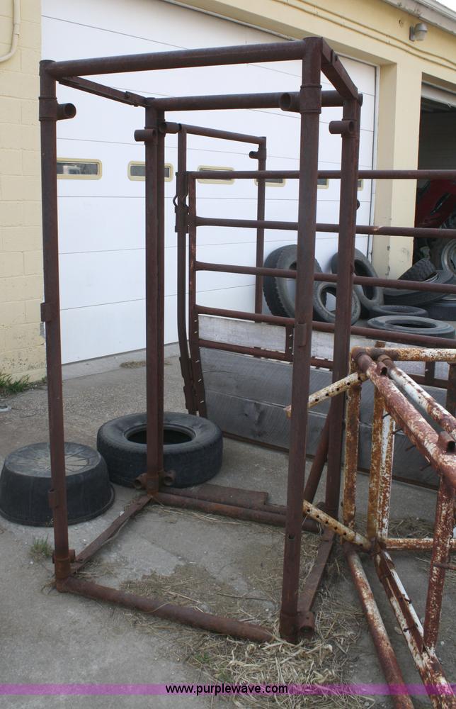 image for item 4906 Portable squeeze chute with adjustable alleyway