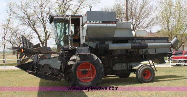 image for item 6108 1982 Allis Chalmers Gleaner L2 combine