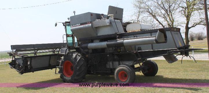 image for item 6108 1982 Allis Chalmers Gleaner L2 combine