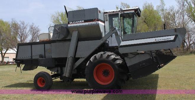 image for item 6108 1982 Allis Chalmers Gleaner L2 combine