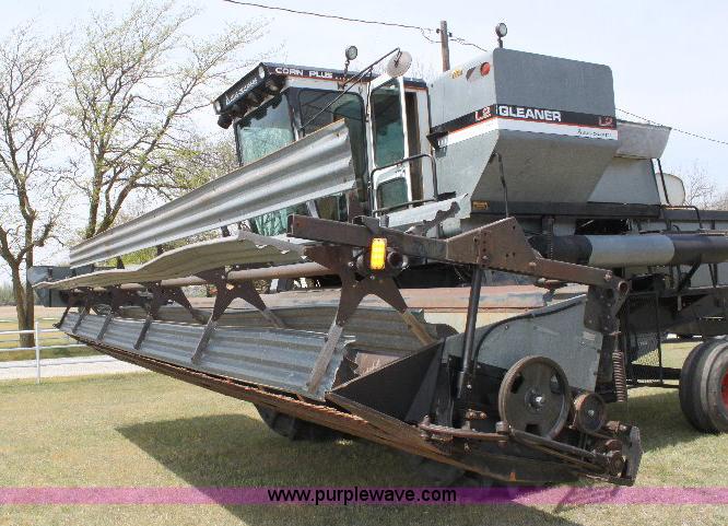 image for item 6108 1982 Allis Chalmers Gleaner L2 combine