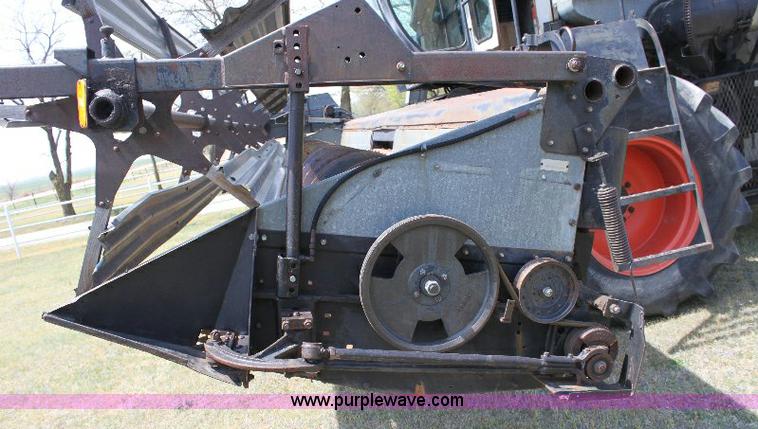 image for item 6108 1982 Allis Chalmers Gleaner L2 combine