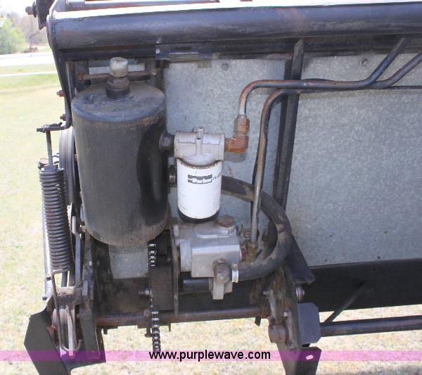 image for item 6108 1982 Allis Chalmers Gleaner L2 combine