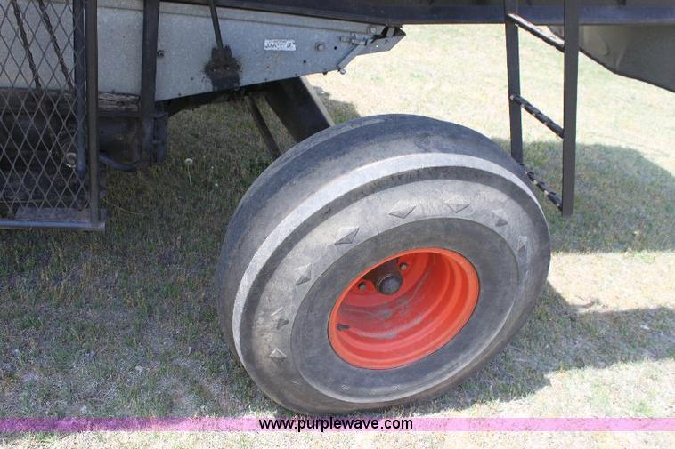 image for item 6108 1982 Allis Chalmers Gleaner L2 combine