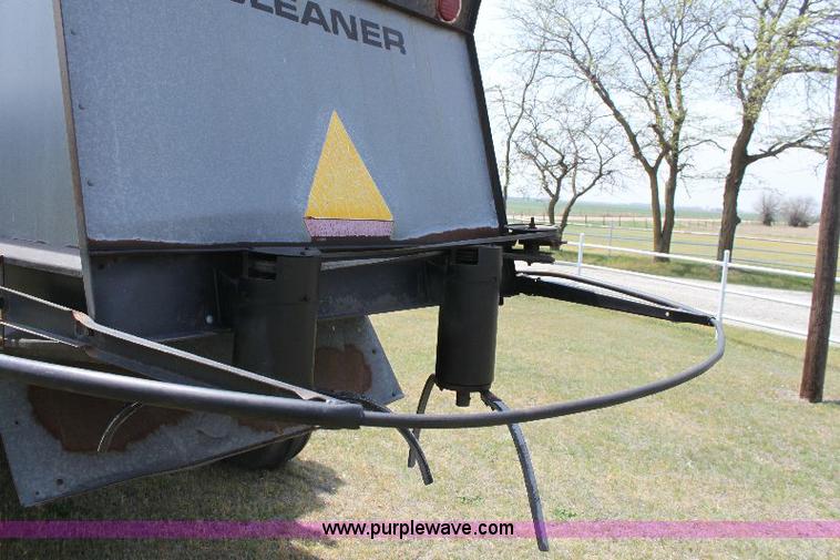 image for item 6108 1982 Allis Chalmers Gleaner L2 combine