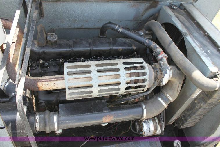 image for item 6108 1982 Allis Chalmers Gleaner L2 combine