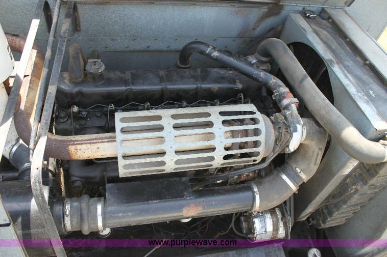 image for item 6108 1982 Allis Chalmers Gleaner L2 combine