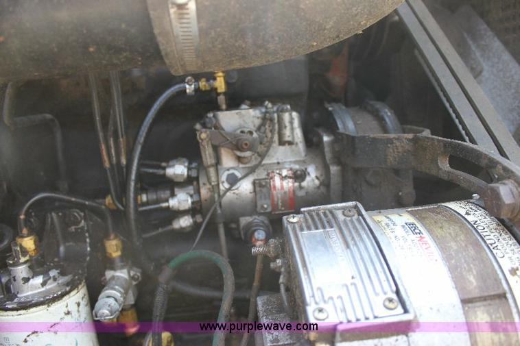 image for item 6108 1982 Allis Chalmers Gleaner L2 combine