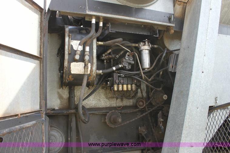 image for item 6108 1982 Allis Chalmers Gleaner L2 combine