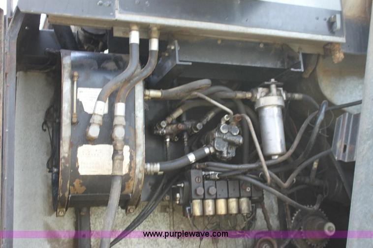 image for item 6108 1982 Allis Chalmers Gleaner L2 combine