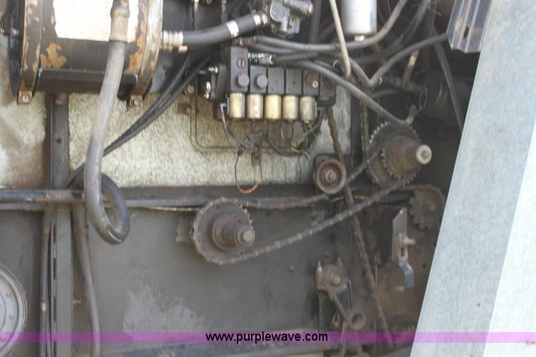 image for item 6108 1982 Allis Chalmers Gleaner L2 combine