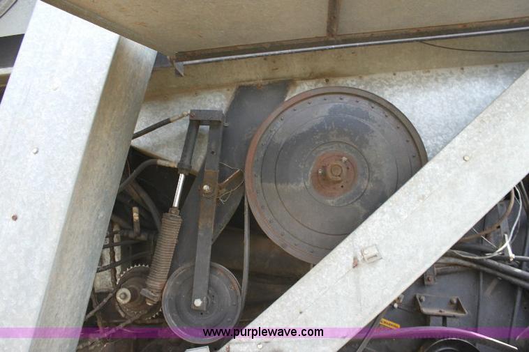 image for item 6108 1982 Allis Chalmers Gleaner L2 combine