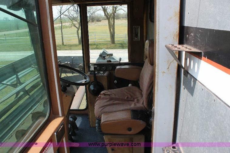 image for item 6108 1982 Allis Chalmers Gleaner L2 combine