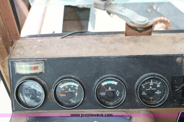 image for item 6108 1982 Allis Chalmers Gleaner L2 combine