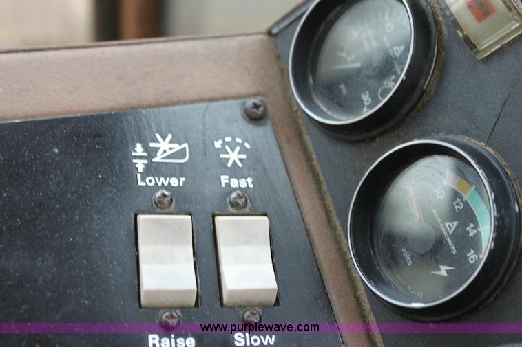 image for item 6108 1982 Allis Chalmers Gleaner L2 combine